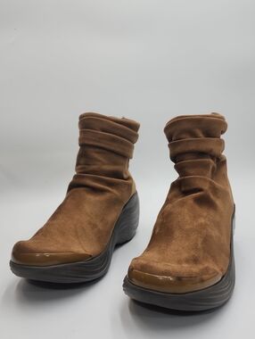 BZees Zizzle Women's Brown Slouch Ankle Boots Wedge Soft Faux Suede Booties 8W